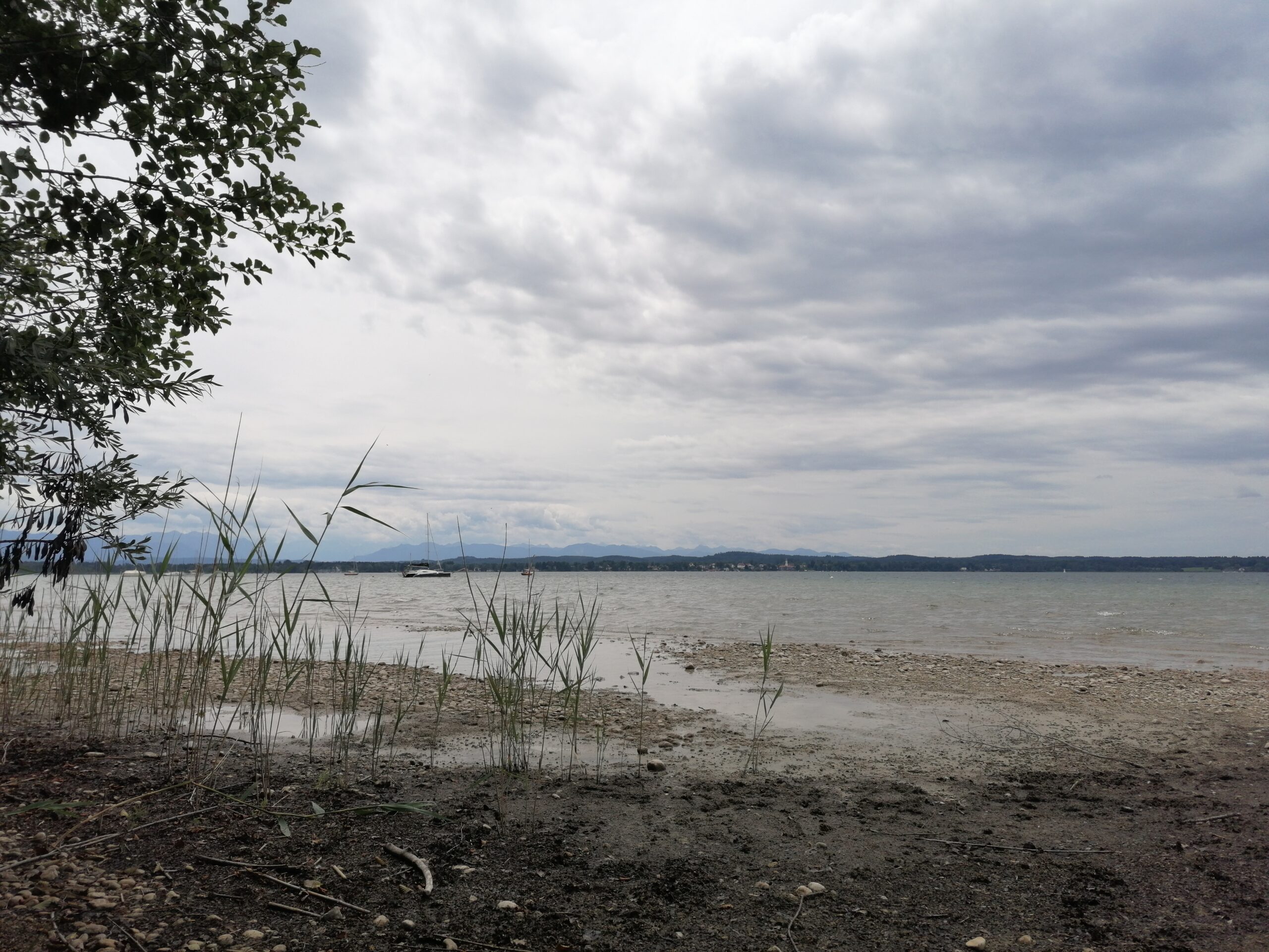 See mit trockenem Ufer und graue Wolken