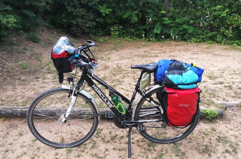 Fahrrad mit Gepäck auf Sand